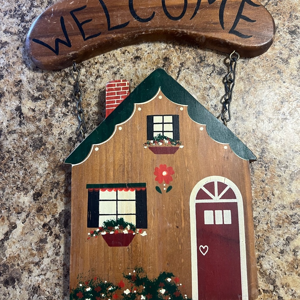 Charming Wooden Welcome Sign with House Design